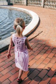 LA.LUKA Berlin – Mädchenkleid weiß rosa Streifen LA.LUKA Berlin – Mädchenkleid weiß rosa Streifen