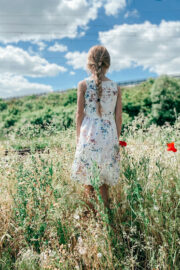 LA.LUKA Berlin – Mädchenkleid geblümt weiß LA.LUKA Berlin – Mädchenkleid geblümt weiß