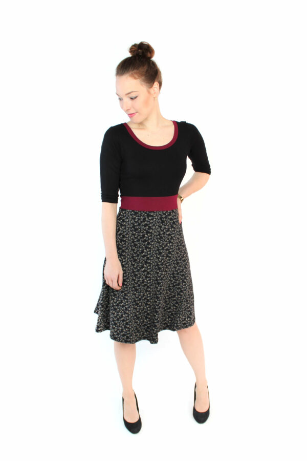 LA.LUKA Berlin – Herbstkleid schwarz Blümchen