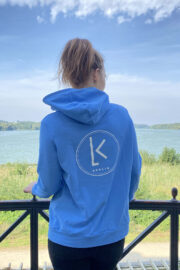 LA.LUKA Berlin – Hoodie blau mit Logo Rückseite