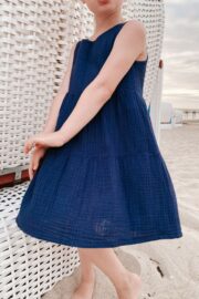 LA.LUKA Berlin – Mädchenkleid aus glänzendem Musselin in dunkelblau