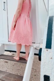 LA.LUKA Berlin – Musselinkleid rosa mit Lochmusterstickerei(1)