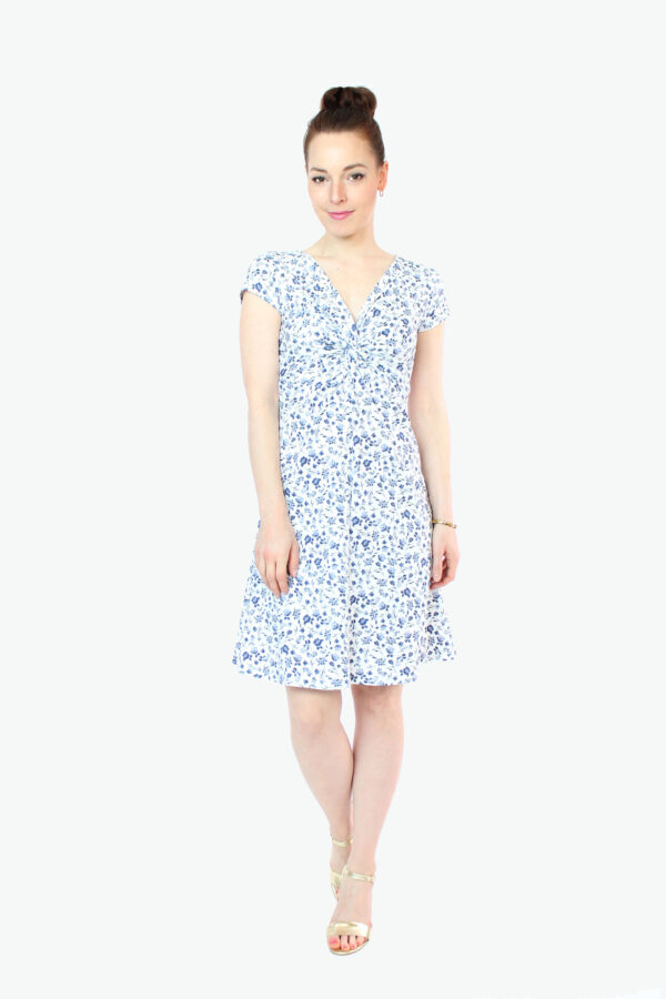 LA.LUKA Berlin – Sommer 2023 Jerseykleid weiß blau geblümt LA.LUKA Berlin – Sommer 2023 Jerseykleid weiß blau geblümt