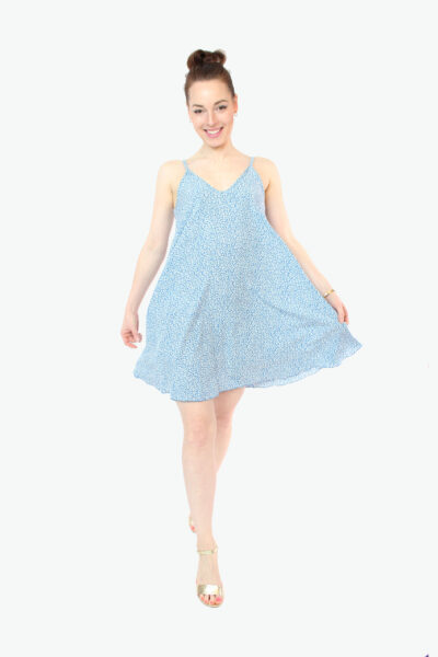 Sommerkleid von LA.LUKA Berlin. Das Trägerkleid besteht aus leichten Viskose. Durch die weite Passform des Minikleides ist es perfekt geeignet für den Sommer. Das hellblaue Kleid mit floralem Print lässt sich wunderbar mit einem Gürtel kombinieren.