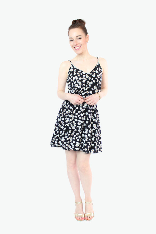 LA.LUKA Berlin – Sommer 2023 Trägerkleid schwarz weiß Gänseblöümchen LA.LUKA Berlin – Sommer 2023 Trägerkleid schwarz weiß Gänseblöümchen