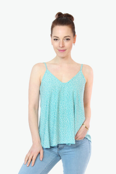 Trägertop von LA.LUKA Berlin. Das Sommertop besteht aus luftigen Viskosestoff. Das zarte Camisole-Top ist mintgrün mit einem kleinen, weißen Blumenprint. Fair produziert in Berlin.