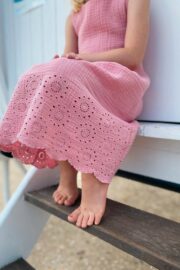 LA.LUKA Berlin – rosa Musselinkleid mit Lochstickerei(1)